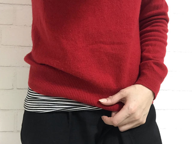 赤ニットにボーダーのインナー