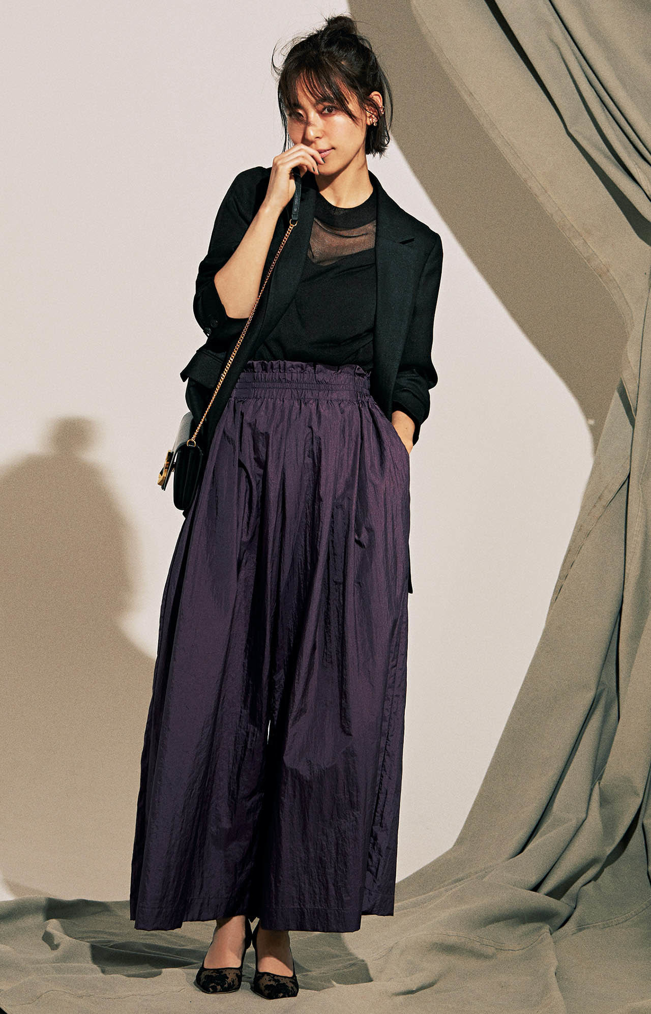 黒ジャケット×パープルのツヤパンツコーデを着たモデルの小泉里子さん