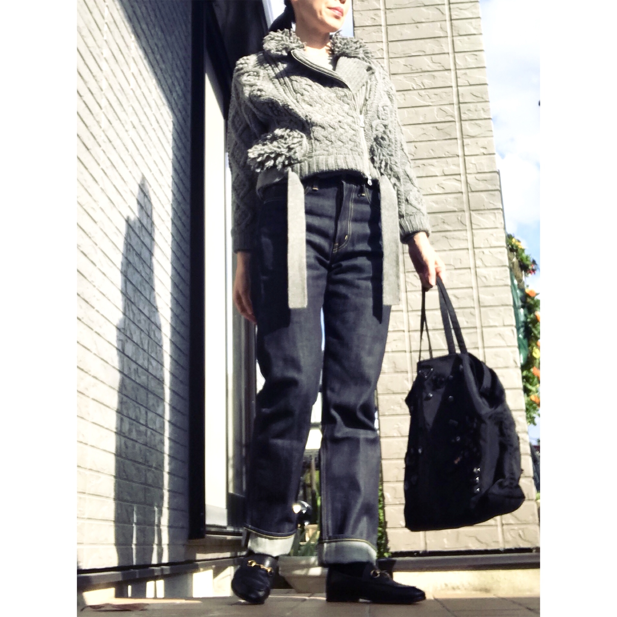 ライダースとデニムにローファー。MEN’Sライクなアイテムはニットでふんわりと。やわらかに。_1_1