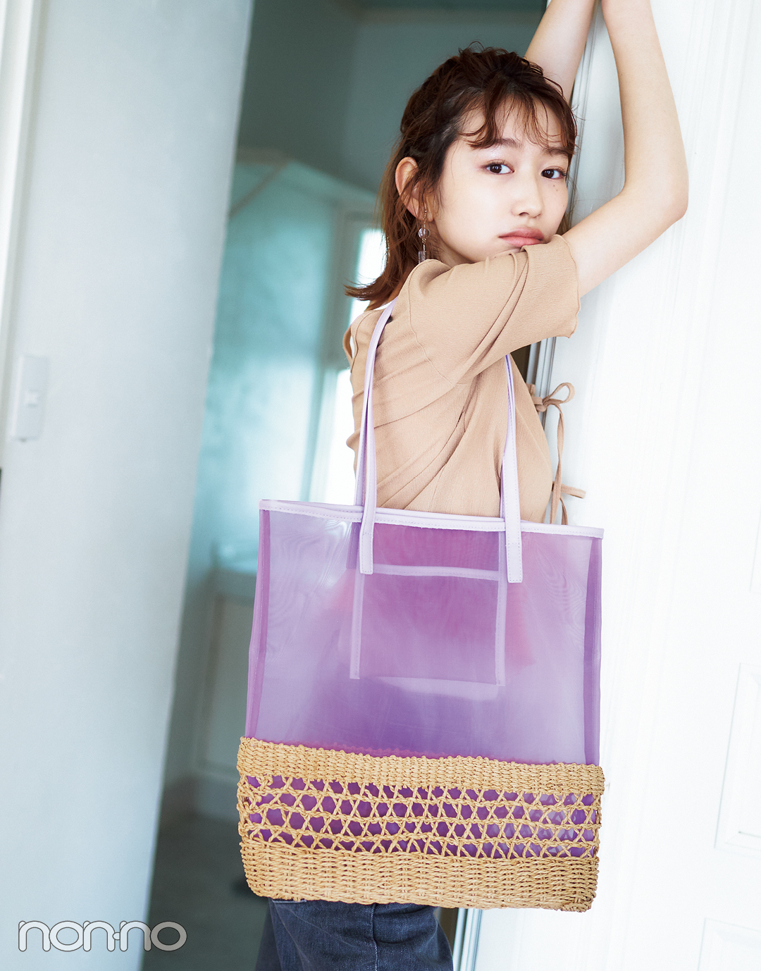 岡本夏美の夏素材メッシュトートバッグのコーデ1