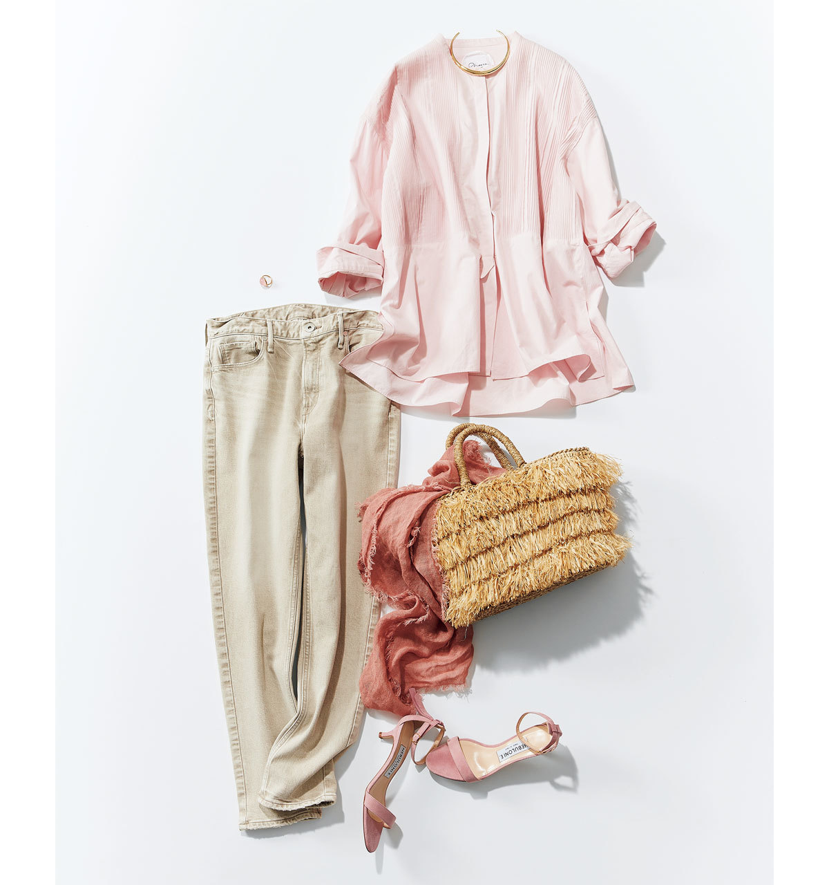 シャツ¥28,600/ユナイテッドアローズ 青山 ウィメンズストア(フィータ フォー ユナイテッドアローズ) デニムパンツ¥25,300/ゲストリスト(アッパーハイツ) ストール¥28,600(メゾン ド バカンス)・チョーカー¥52,800(ガブリエラ アルティガス)/アパルトモン 青山店 バッグ¥13,200/サードマガジン(BALI WERKSTATTE) リング¥426,800/マリハ 靴¥48,400/フラッパーズ(ネブローニ)