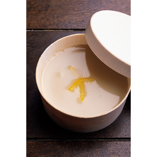 『原了郭』の粉山椒がつく白味噌水ようかん。¥990
