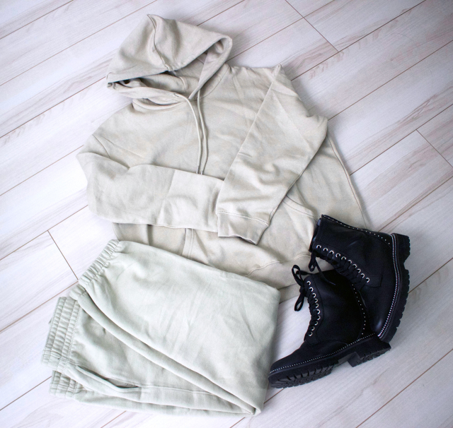 H&M スウェットパーカ:2499円 H&M コットンブレンドスウェットパンツ:1499円