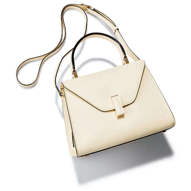 柔らかいホワイトが華やぎもクラスアップも約束する。 バッグ(H16.5×W22×D12cm)¥345,000/ヴァレクストラ・ジャパン(ヴァレクストラ)