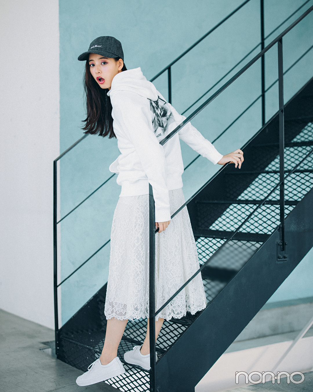 新木優子の「ほぼ白ワントーン」、冬の街に映える!【今日のコーデはブラウン以外】_1_5