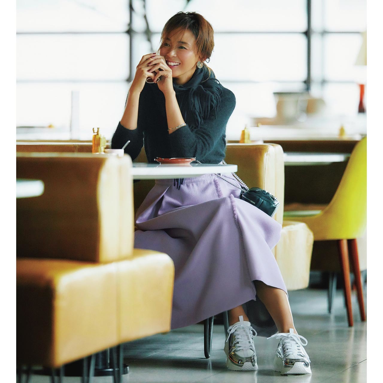 シルバーのスニーカー×ニット×スカートコーデを着たモデルのSHIHOさん