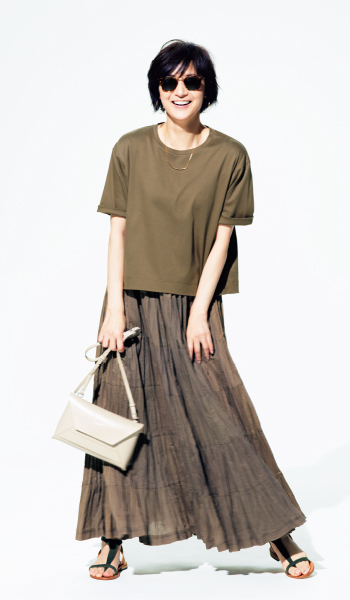 王道のヘインズから定番ブランドまで 夏の必須アイテム Tシャツコーディネート15選 Web Eclat 50代 女性のためのファッション ビューティ ライフスタイル最新情報