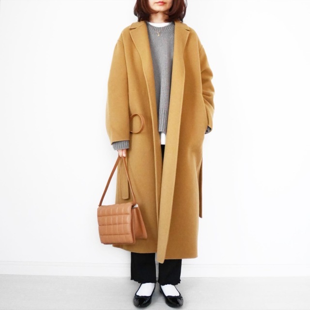 GUのリブスリムストレートパンツ×キャメルのコート×ベージュのニットコーデ