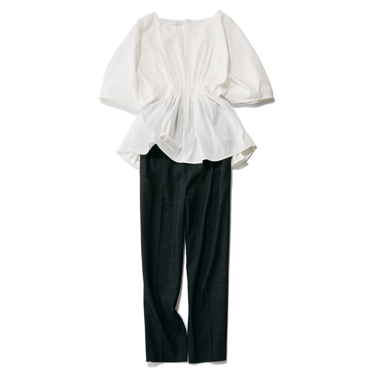 ブラウス¥89,100/イーストランド(コー) パンツ¥15,400/アンクレイヴ