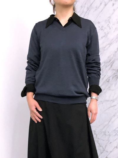 村山佳世子×SLOANE 【スタイリスト村山佳世子さん別注】ウールシルクカシミヤVネック ¥31,900(税込)