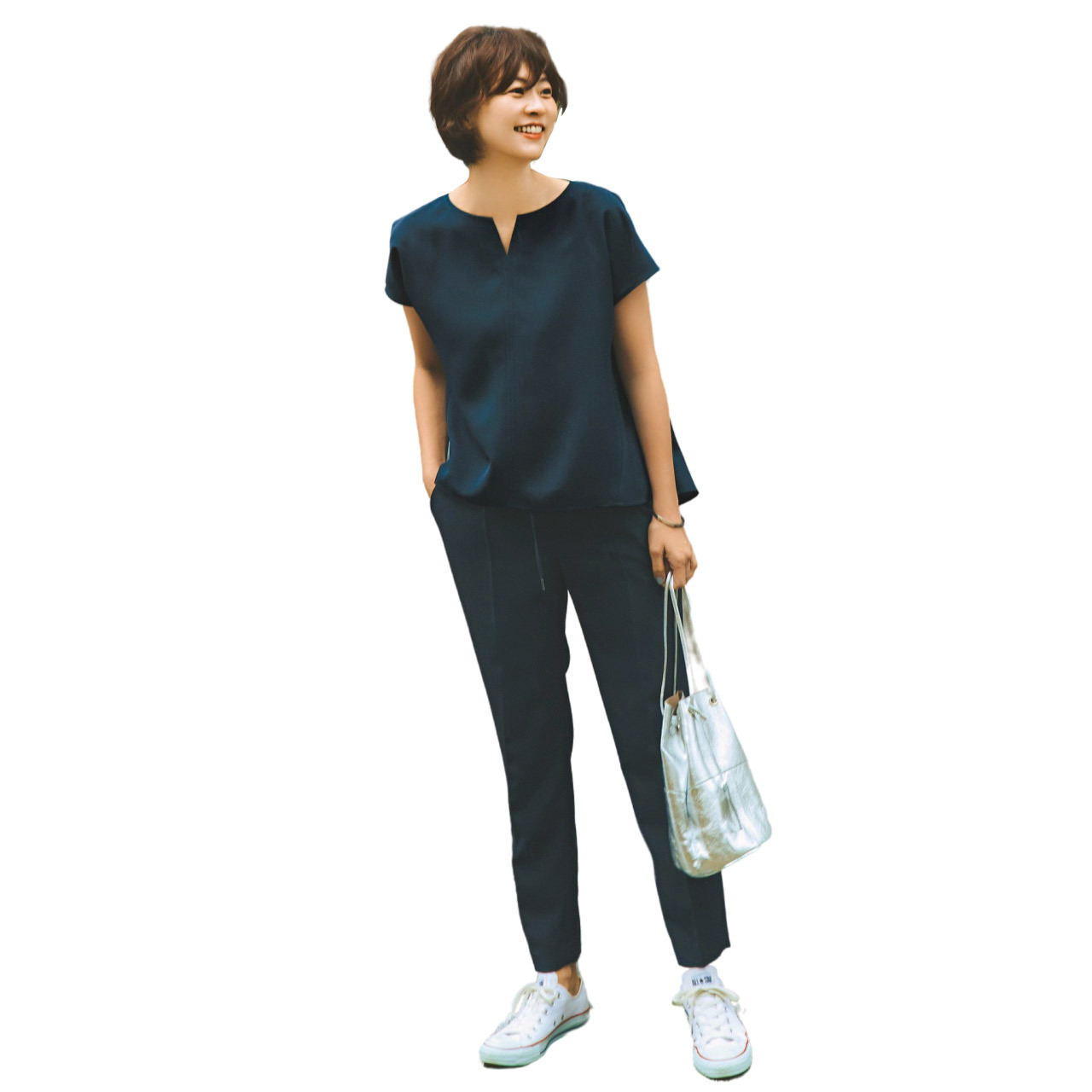 ■ネイビーのとろみブラウス×パンツのセットアップコーデ