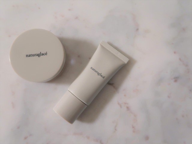 パープル下地を塗り、気になるときにコンシーラー&テカリ防止に揃えて買った左のルースパウダーを付けるだけ、の日も。
