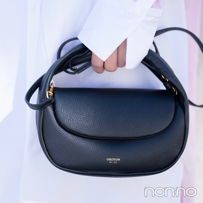 堀田真由の私服、バッグのアップカット