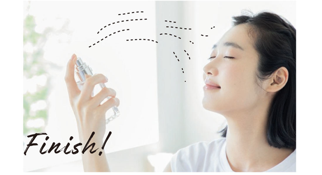 フィックスミストはふわっと吹きかけ、くぐるよう受け止めて。