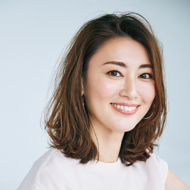 トップのふんわり感をキープした かき上げ風ミディアムでさわやかに 50代髪型 ヘアスタイル Web Eclat 50代 女性のためのファッション ビューティ ライフスタイル最新情報