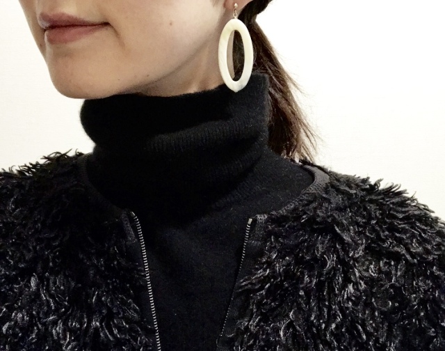 大人のオールブラック 白スニーカーコーデ 40代のハイ ローmixコーデ Happy Plus One ハピプラワン