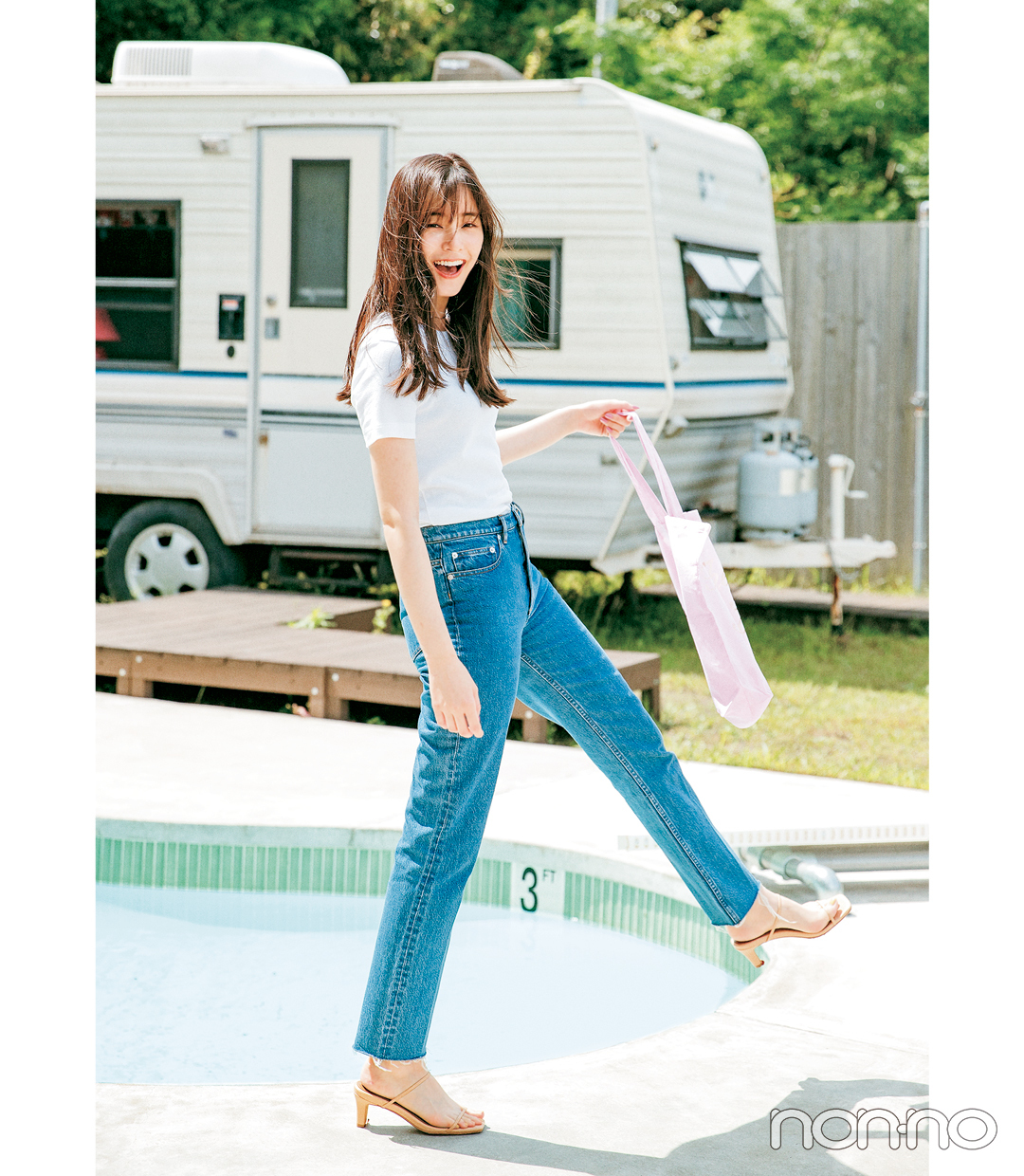 新木優子のTシャツを可愛く着こなす方法のコーデ1-2