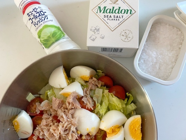 コールスロードレッシングとMaldonのsea saltであえたサラダ
