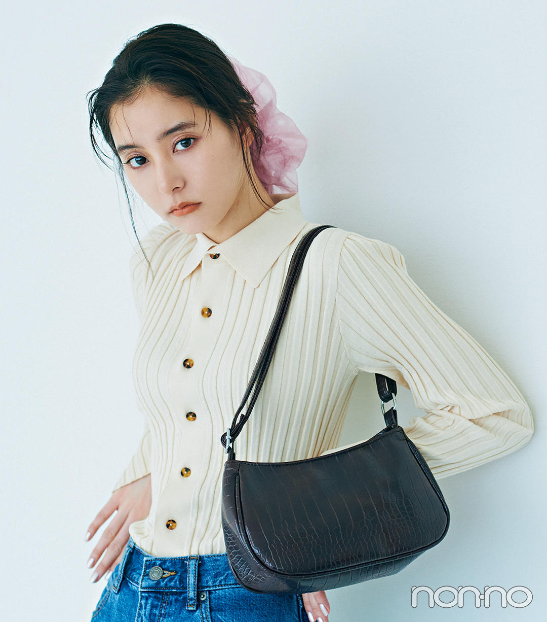 新木優子の大人フェミニンなタイトトップスコーデ14