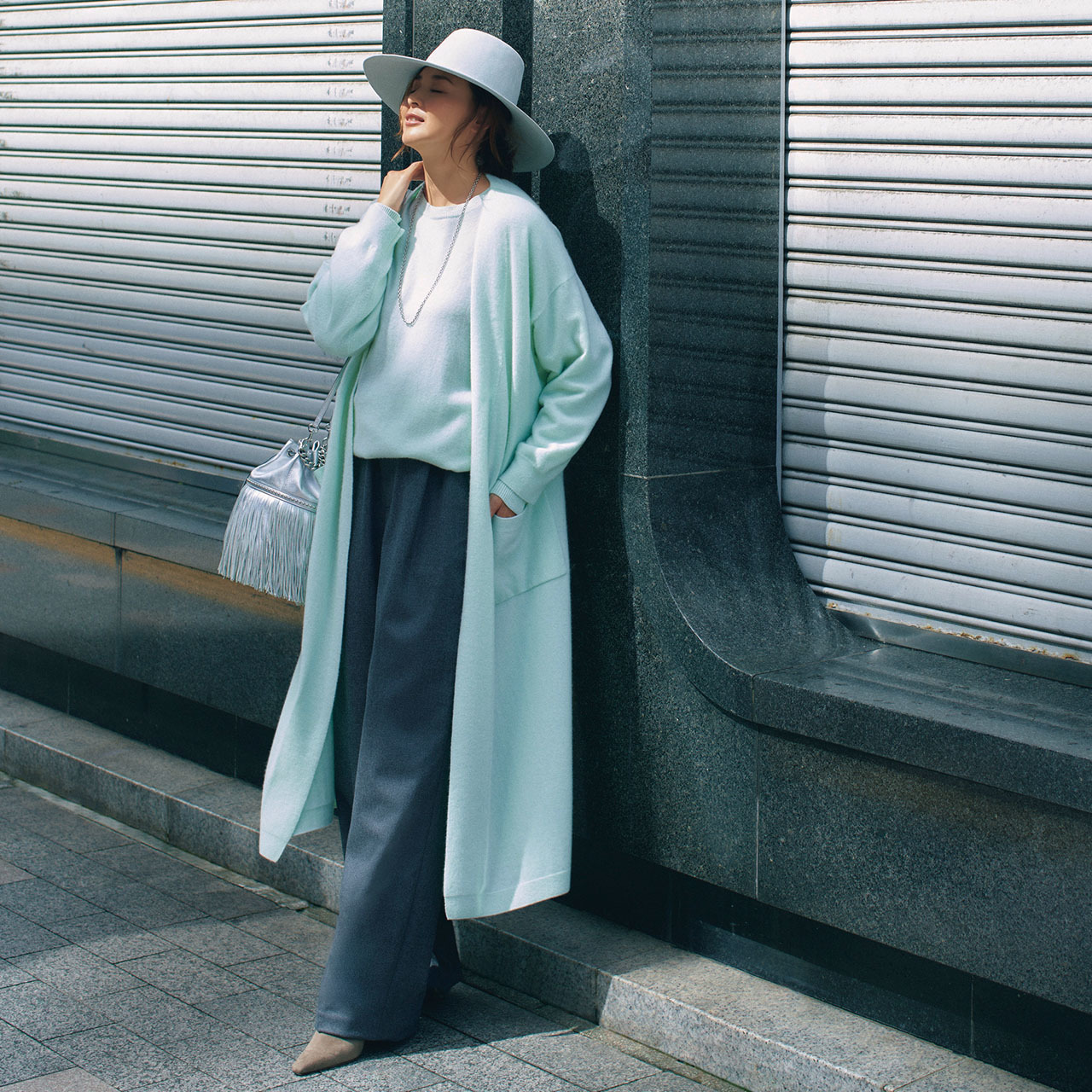ロングニットカーデを着たモデル・SHIHO