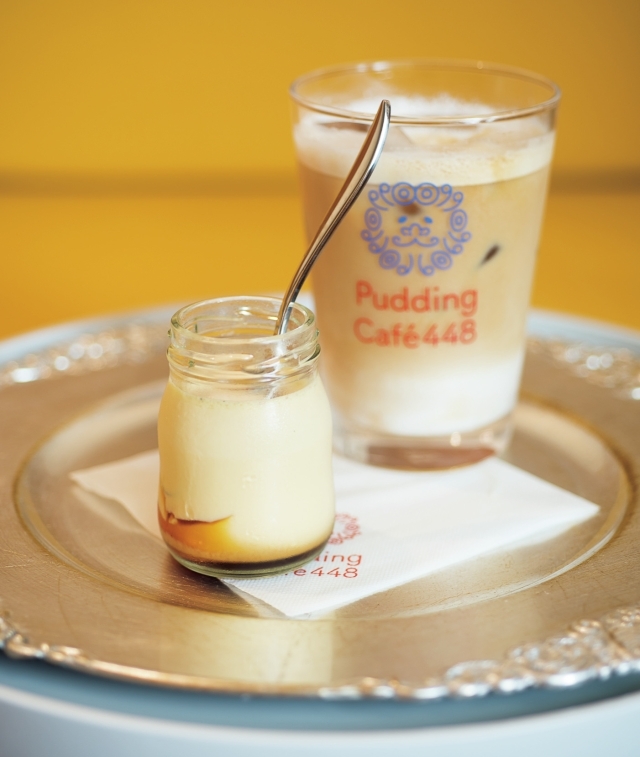 カフェではプリンと飲み物が楽しめる。アイスカフェラテ¥550