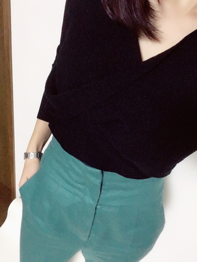 黒のカシュクールニットと。ハイウエストで脚長効果◎