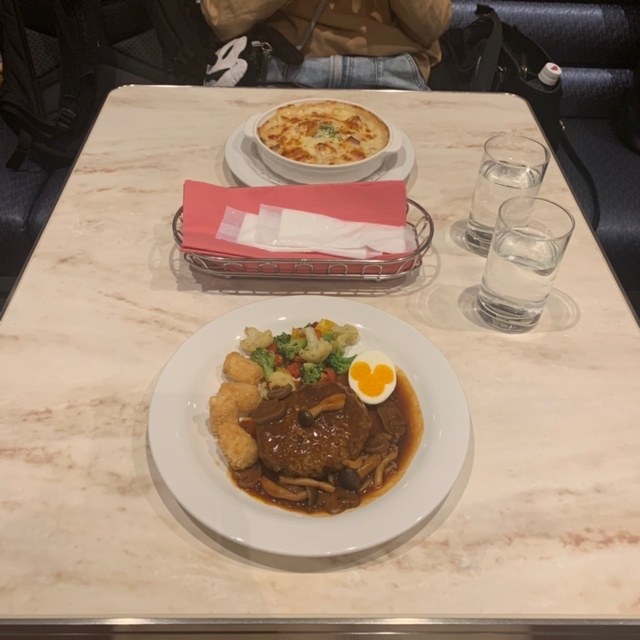 ハンバーグ、きのこデミグラスソース と シーフードドリア 🍽