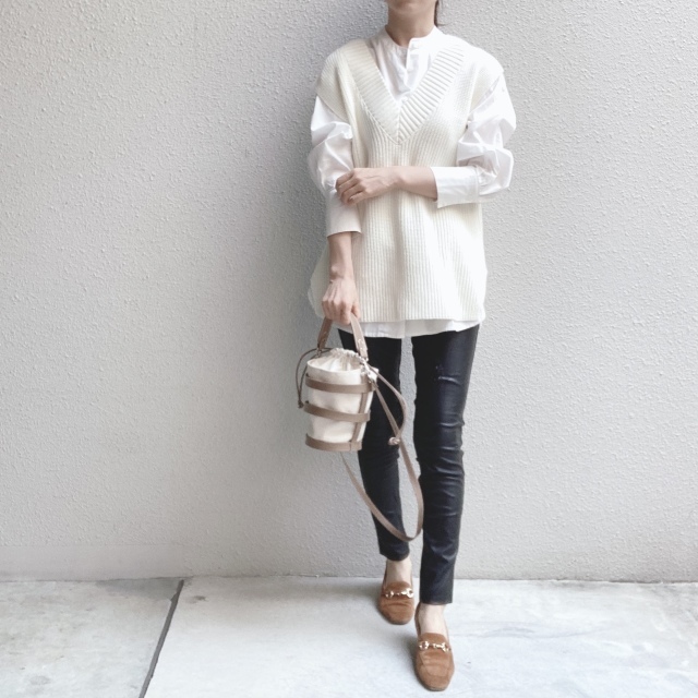 H&Mのニットベストとur'sのシャツをレイヤード