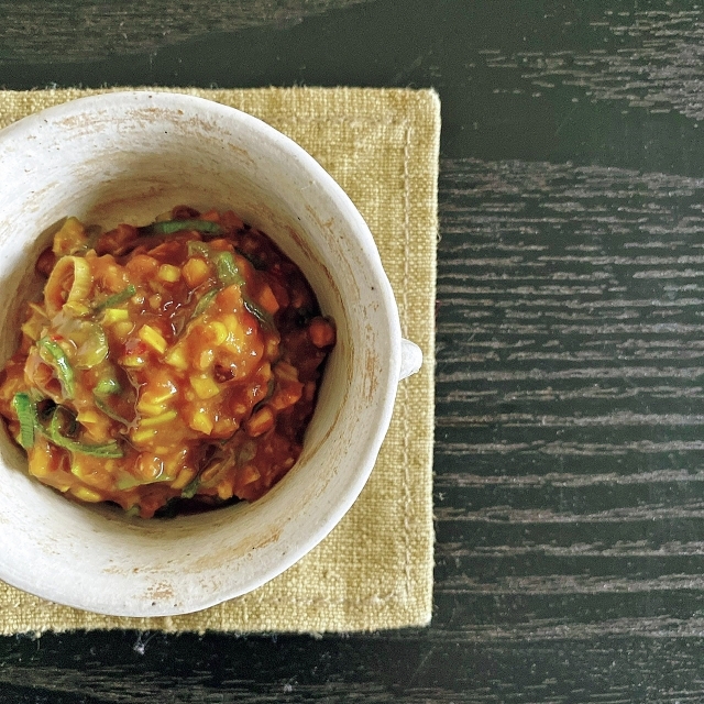 料理ができ たらすぐにうつわに盛り、リビングにある いろいろな木目の家具の上を移動しながら撮影