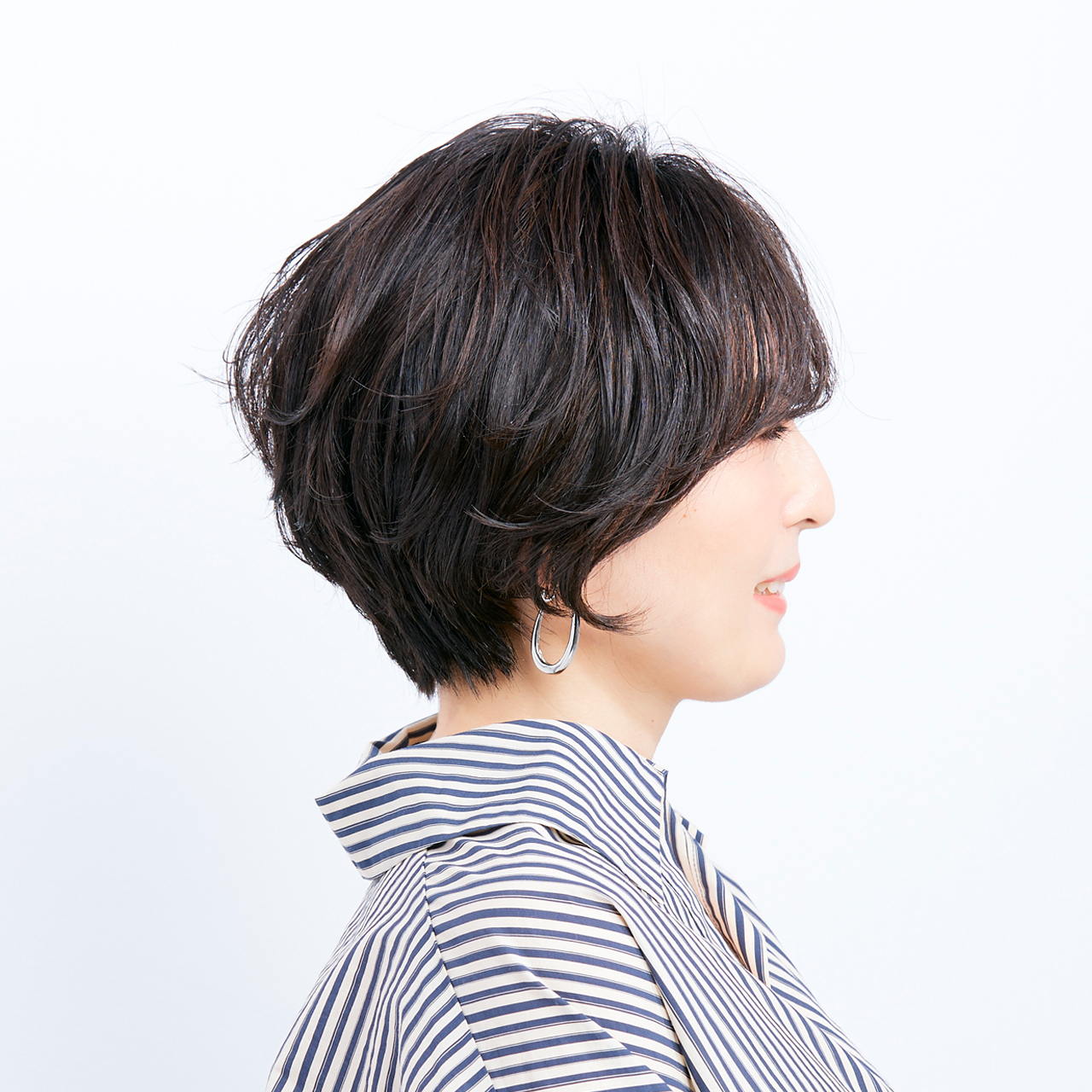 横から見た ショートヘアスタイル人気ランキング3位の髪型