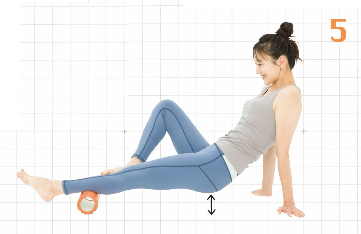 5.さらに余裕があれば両手で体を支え体を浮かせ、4の動きをしても◎。右足も同様の動きを。