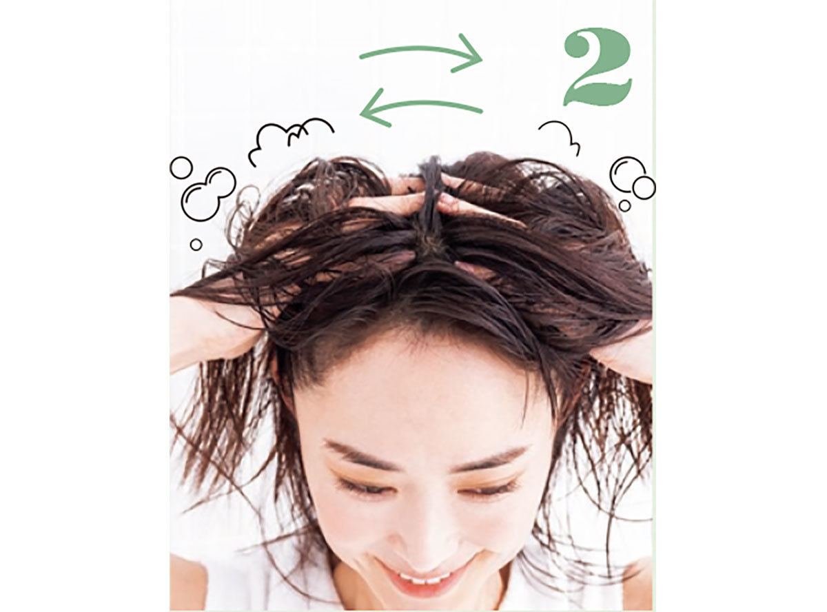 頭頂で両手が出会う直前に、指の腹を頭皮に着地させ、中央に寄せる。これで皮脂をもみ出す