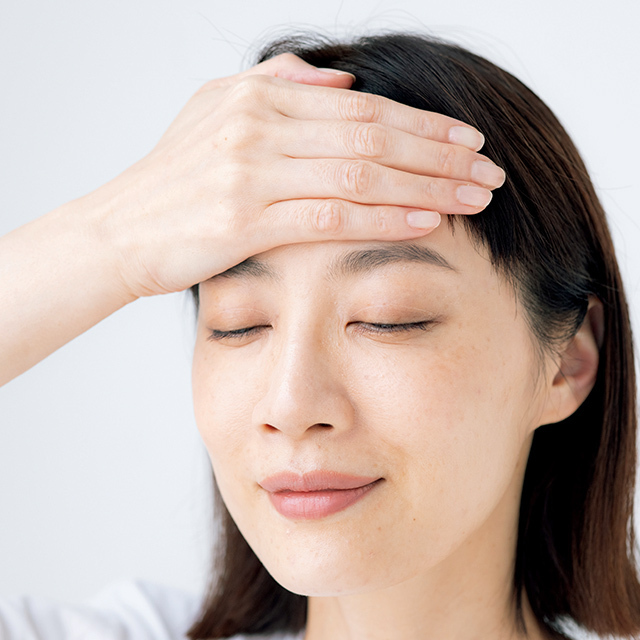 額を固定し、下まぶたの筋トレ
