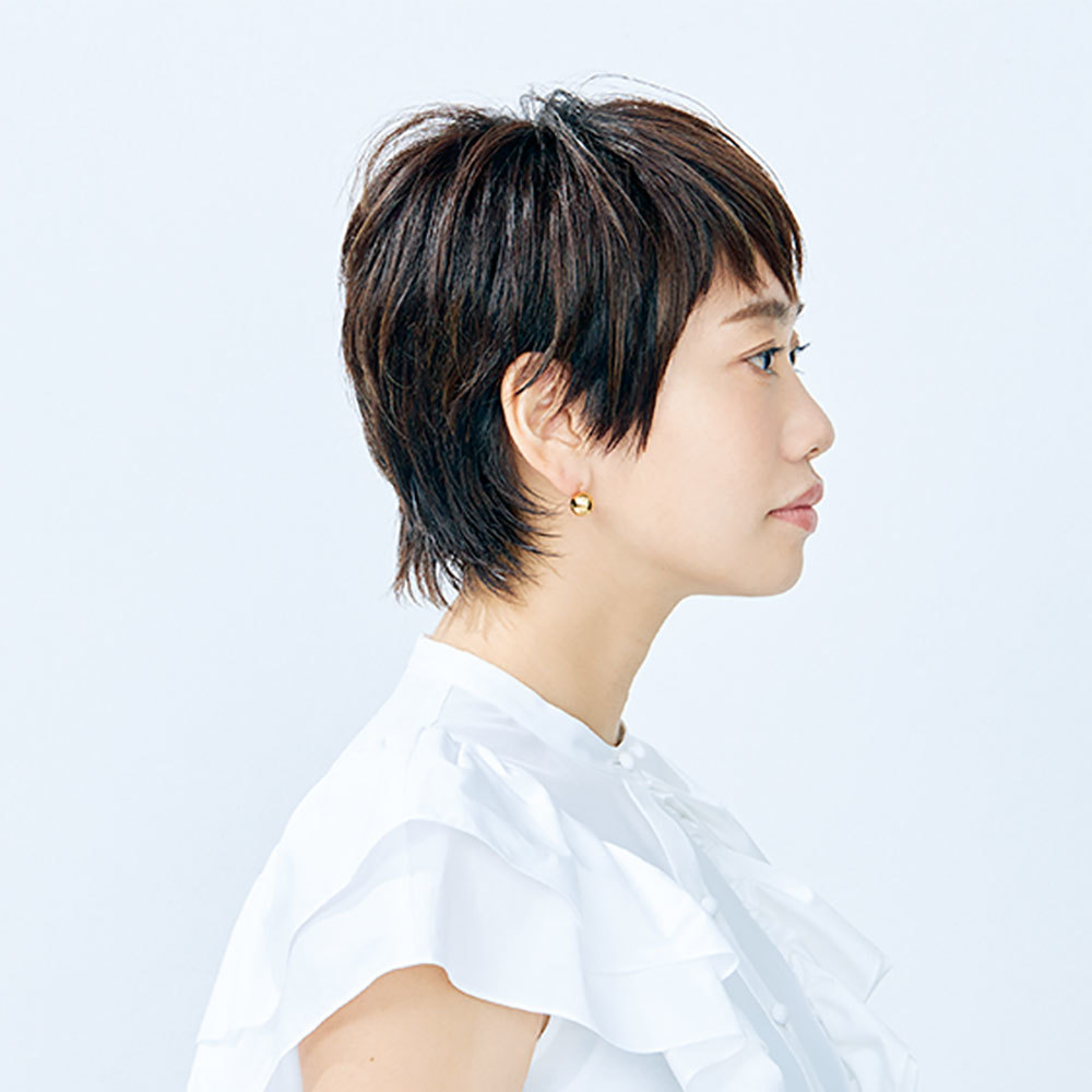 ハンサムショートに段を加えて動きのあるヘルシースタイルに 40代のショートヘア ファッション誌marisol マリソル 40代をもっとキレイに 女っぷり上々