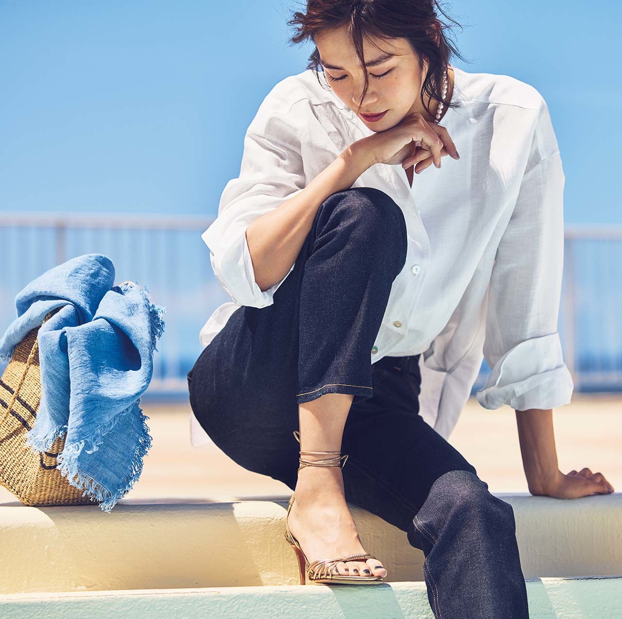 THIRD MAGAZINEのリネンシャツ×デニムパンツコーデを着たモデルの竹内友梨さん
