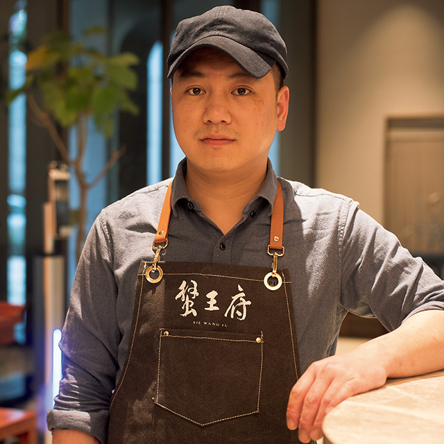日本橋店の料理長を任されている張万利(チョウバンリ)シェフ