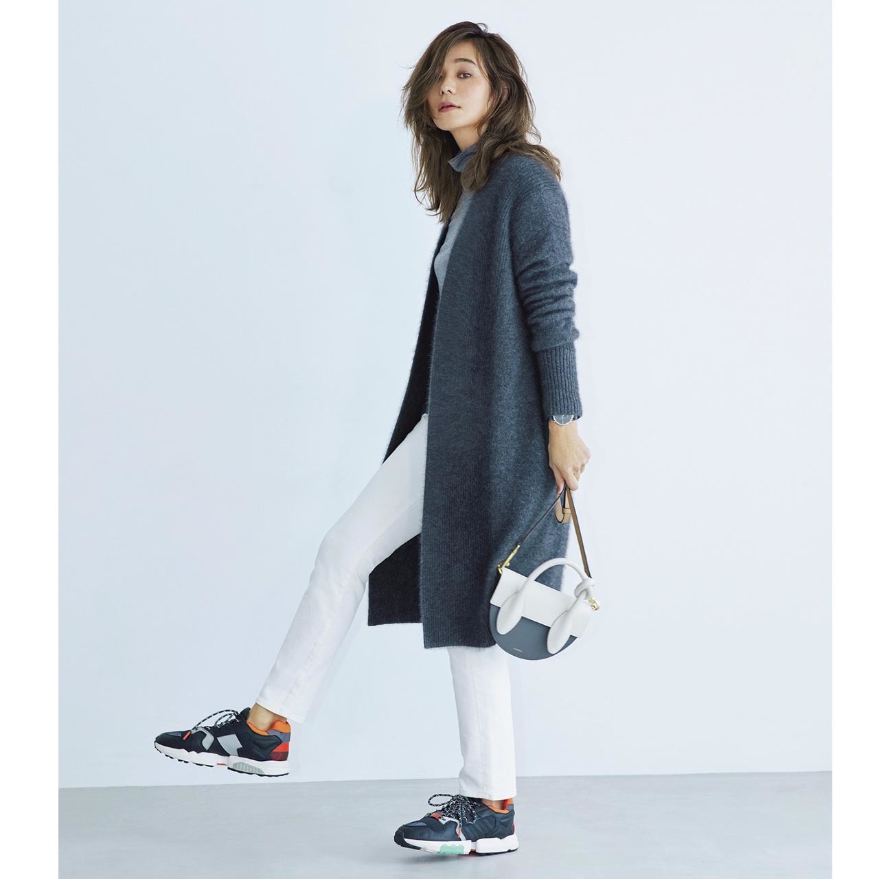 カーディガン×パンツ×アディダスのスニーカーコーデを着たモデルの竹下玲奈さん