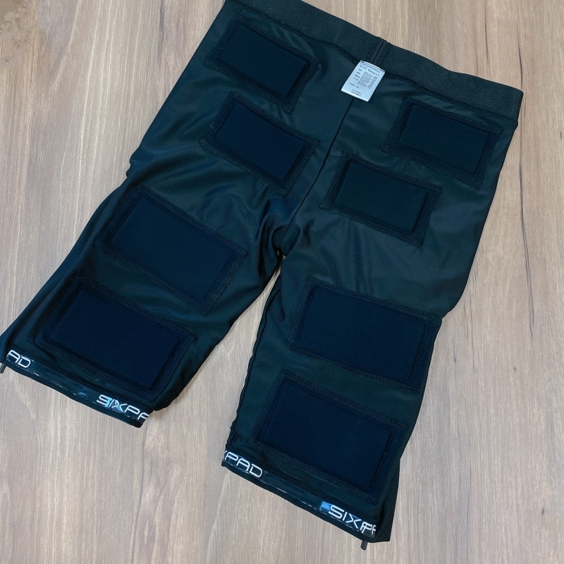 SIXPADのPowersuitLiteHip&Legはヒップと太ももに前後合わせて全部で12の電極がついている