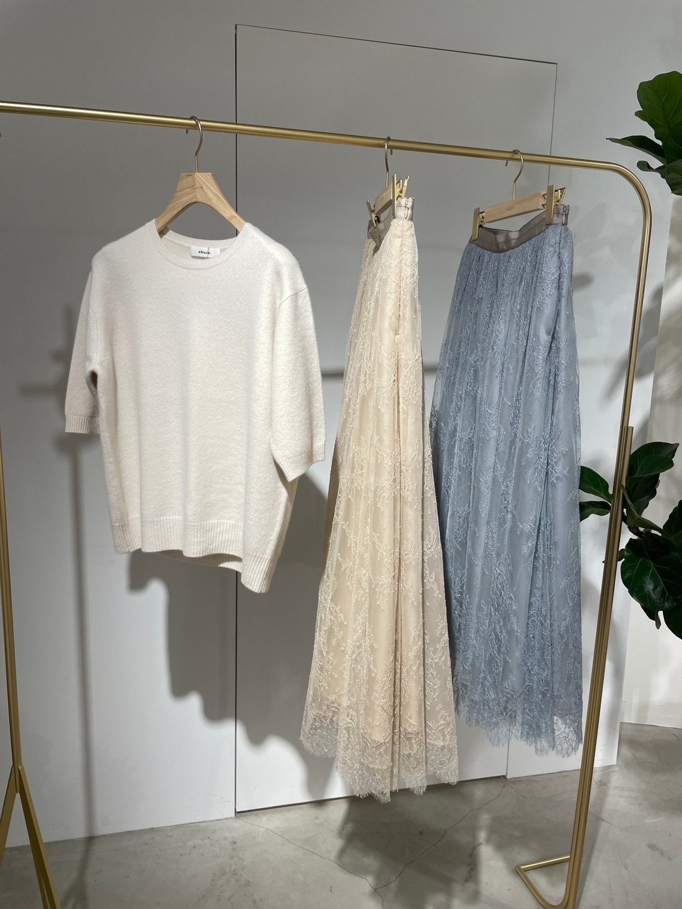 そしてもちろん! ありますよ。エブールといえばの名品中の名品、レースのスカート。そしてそのレースにシンプルなトップスを合わせたりするのがエブール・スタイルのひとつですね。(ちなみにこのトップスはカシミアのニット)