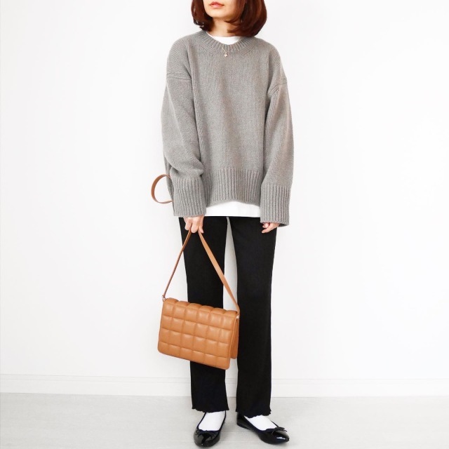GUのリブスリムストレートパンツ×ベージュのニットコーデ