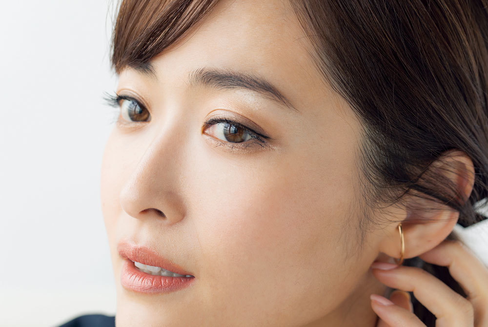 オフィスメイクにぴったり 信頼感と大人の可愛げを兼ね備えた 清潔目ヂカラ ファッション誌marisol マリソル Online 40代をもっとキレイに 女っぷり上々