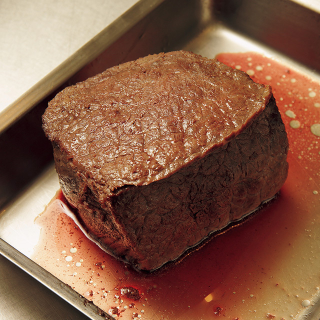 中まで火が通ったら、30~40分そのままおくことで肉汁が落ち着く。