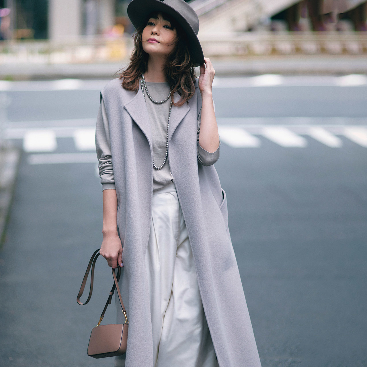 黒より軽やか ベージュより新鮮 まろやかなグレー でつくる大人上品コーデ ファッション誌marisol マリソル 40代をもっとキレイに 女っぷり上々