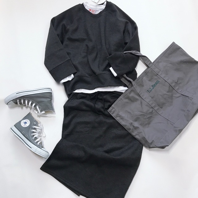スウェットセットアップに、ロングTシャツをレイヤード