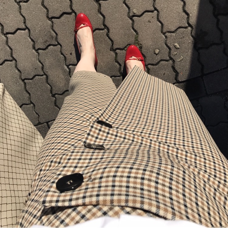 リアル通勤コーデ。やっと晴れた金曜日はチェックのスカートで秋らしさをプラス!_1_3