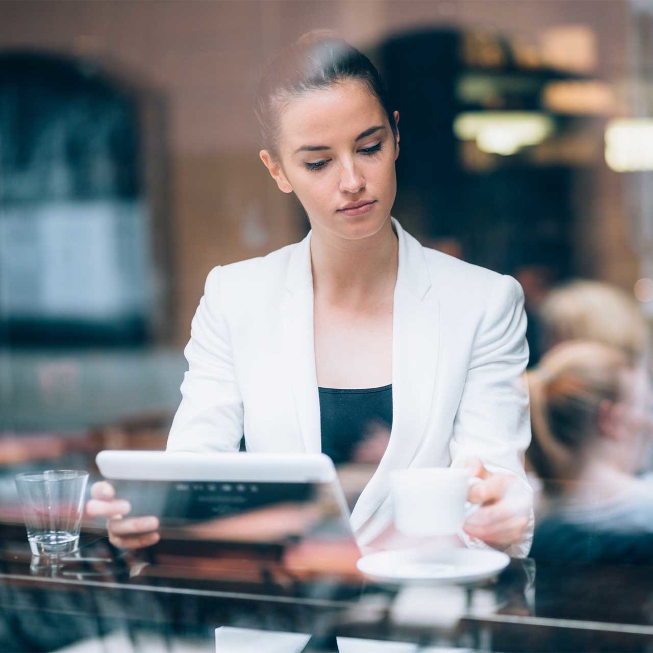 カフェでリモートワークする女性