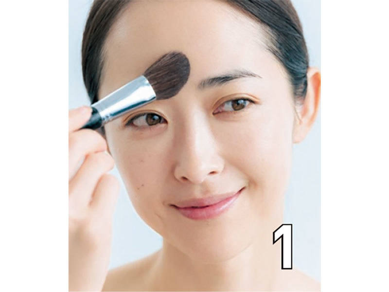 ブラシにパウダーを含ませ、余分を払ったら、眉間にさっとひとはけ