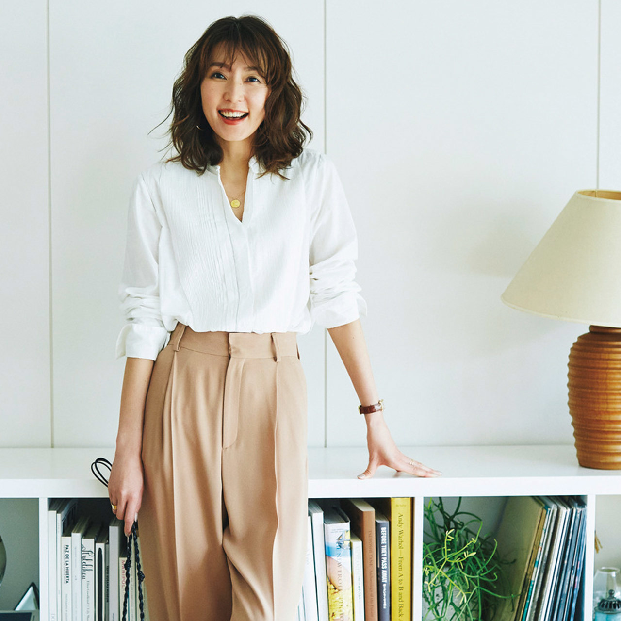 白シャツ×タックパンツコーデを着たエディター・磯部安伽さん