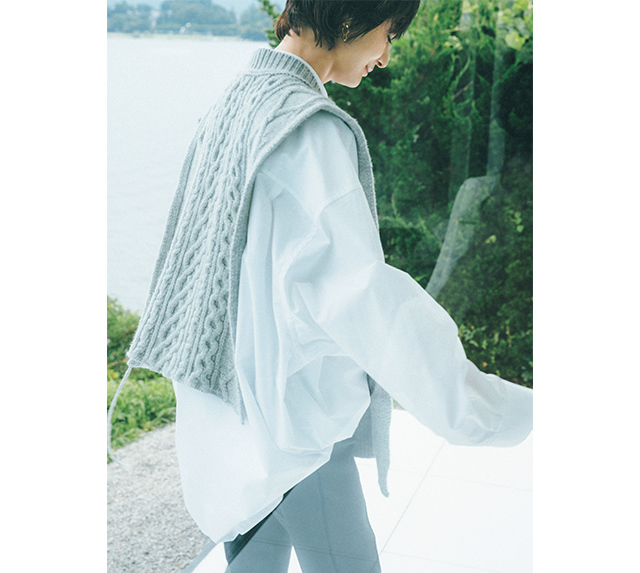 富岡佳子さんが着るMaison Margiela(メゾン マルジェラ)のベスト風ストール