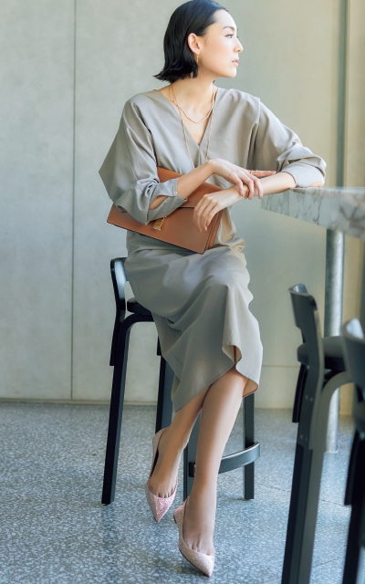 リュクスなパンプスとワンピースコーデのLIZA
